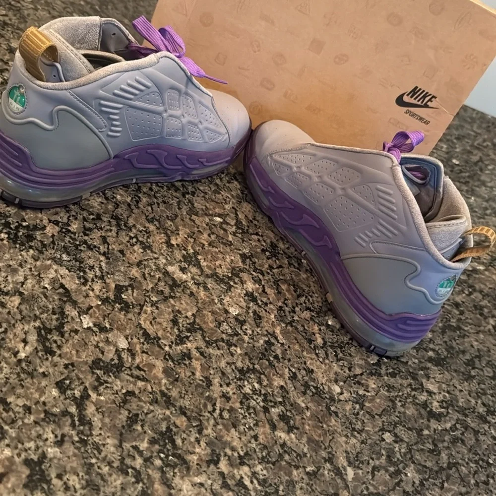 Nike air max pillar gray and Purple SneakersEUC 10.5